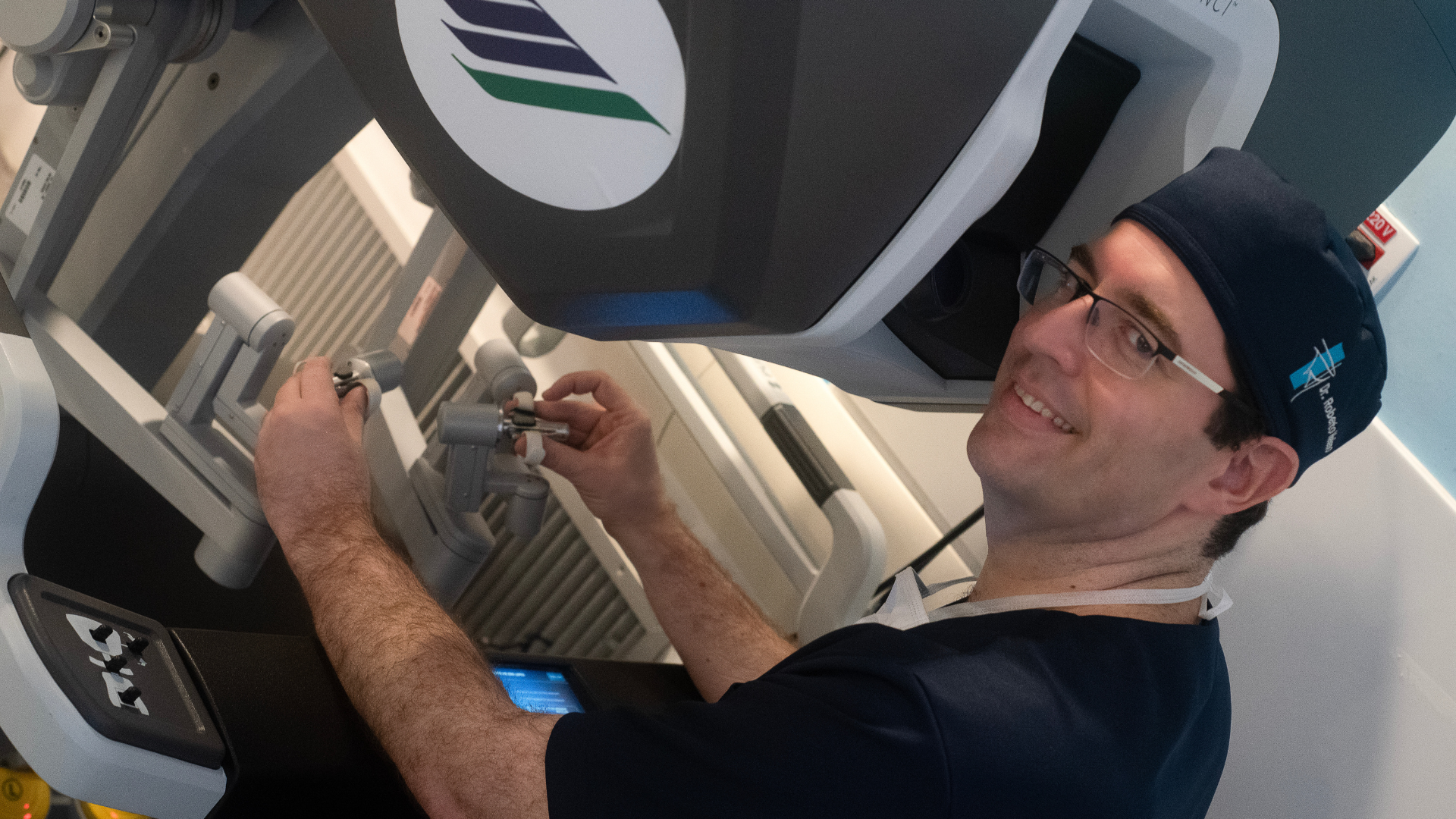 Cirurgia da endometriose, cirurgia da endometriose em Juiz de Fora, especialista em endometriose em Juiz de Fora, cirurgião que opera endometriose, cirurgião de endometriose em Juiz de Fora, cirurgia robótica para endometriose, cirurgia robótica para endometriose em Juiz de Fora, cirurgia laparoscópica para endometriose, tratamento cirúrgico da endometriose, endometriose profunda, cirurgia de endometriose profunda, cirurgião experiente em endometriose, médico especialista em endometriose, endometriose e infertilidade, cirurgia de endometriose e fertilidade, dor pélvica crônica endometriose, dispareunia endometriose, dismenorreia endometriose, endometrioma cirurgia, cirurgia minimamente invasiva para endometriose, cirurgia ginecológica especializada, cirurgia ginecológica oncológica, cirurgião oncológico em Juiz de Fora, cirurgia oncológica ginecológica, cirurgião oncológico Juiz de Fora, cirurgia robótica ginecológica, cirurgia robótica minimamente invasiva, tratamento da endometriose em Juiz de Fora, consulta para endometriose em Juiz de Fora, médico que opera endometriose em Minas Gerais, Dr Roberto Heleno, Dr Roberto Heleno endometriose, Dr Roberto Heleno cirurgia robótica, Dr Roberto Heleno Juiz de Fora, especialista em cirurgia robótica ginecológica