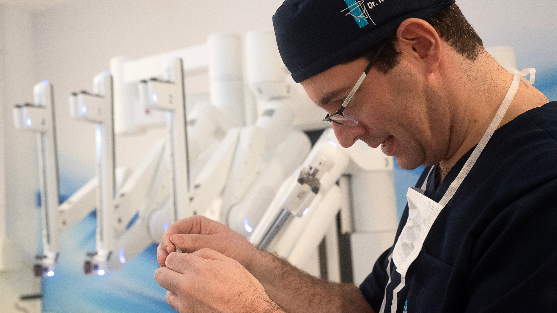 Cirurgia da endometriose, cirurgia da endometriose em Juiz de Fora, especialista em endometriose em Juiz de Fora, cirurgião que opera endometriose, cirurgião de endometriose em Juiz de Fora, cirurgia robótica para endometriose, cirurgia robótica para endometriose em Juiz de Fora, cirurgia laparoscópica para endometriose, tratamento cirúrgico da endometriose, endometriose profunda, cirurgia de endometriose profunda, cirurgião experiente em endometriose, médico especialista em endometriose, endometriose e infertilidade, cirurgia de endometriose e fertilidade, dor pélvica crônica endometriose, dispareunia endometriose, dismenorreia endometriose, endometrioma cirurgia, cirurgia minimamente invasiva para endometriose, cirurgia ginecológica especializada, cirurgia ginecológica oncológica, cirurgião oncológico em Juiz de Fora, cirurgia oncológica ginecológica, cirurgião oncológico Juiz de Fora, cirurgia robótica ginecológica, cirurgia robótica minimamente invasiva, tratamento da endometriose em Juiz de Fora, consulta para endometriose em Juiz de Fora, médico que opera endometriose em Minas Gerais, Dr Roberto Heleno, Dr Roberto Heleno endometriose, Dr Roberto Heleno cirurgia robótica, Dr Roberto Heleno Juiz de Fora, especialista em cirurgia robótica ginecológica